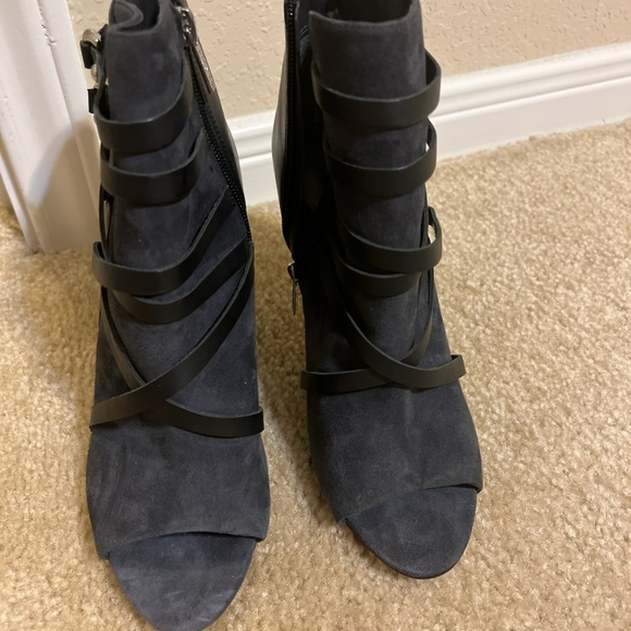 Ivanka Trump Heels - Picture 2 of 3